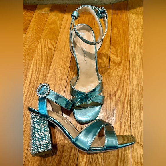 Betsey Johnson Women’s Sb-Bell Metallic Teal Heels - Picture 4 of 11